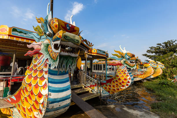 традиционные лодки дракона на реке духи в хюэ вьетнам - perfume стоковые фото и изображения