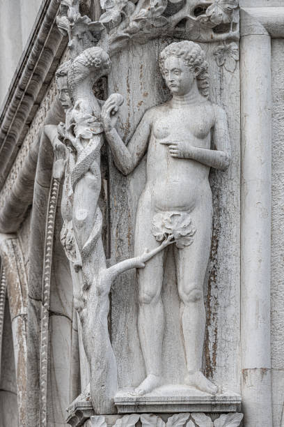 이탈리아 베니스의 도제 궁전에서 사과와 함께 아름다운 에바의 고대 세 조각, 클로즈업, 세부 사항 - statue apple roman sculpture 뉴스 사진 이미지