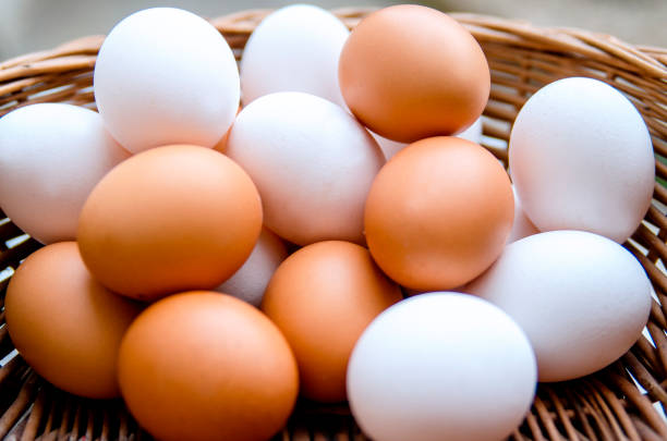 różne jaja kurze na stercie - animal egg eggs basket yellow zdjęcia i obrazy z banku zdjęć