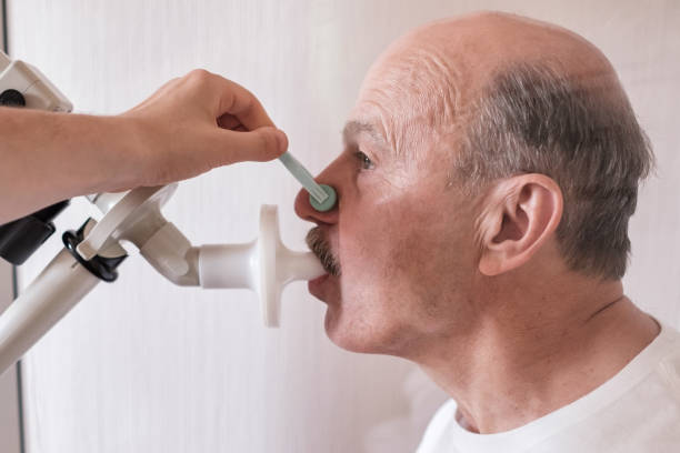 старший испаноязычный человек, проверяя функцию дыхания по спирометрии. - human lung audio стоковые фото и изображения