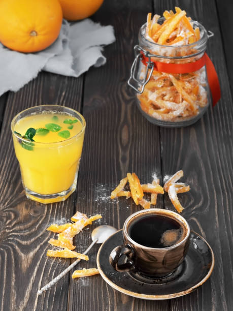 espresso fort, jus d’orange fraîchement pressé avec des feuilles de menthe et des fruits confits maison dans un bocal. le concept d’un dessert festif ou de traiter avec des bonbons naturels. mise au point douce, table en bois foncé. - coffee sack photos et images de collection