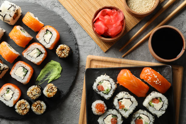 composizione con deliziosi involtini di sushi. cibo giapponese - sushi foto e immagini stock