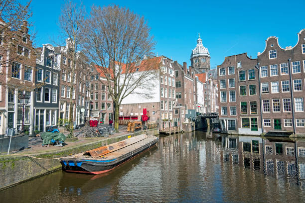город живописный из амстердама с в нидерландах - montelbaan tower стоковые фото и изображения