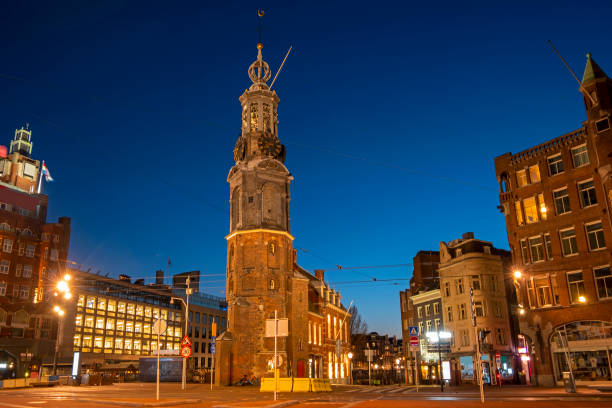 wieża munt w amsterdamie w holandii o zachodzie słońca - munt tower zdjęcia i obrazy z banku zdjęć