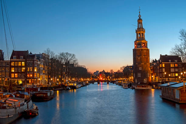 ville pittoresque d’amsterdam avec la tour montelbaan aux pays-bas au coucher du soleil - montelbaan tower photos et images de collection