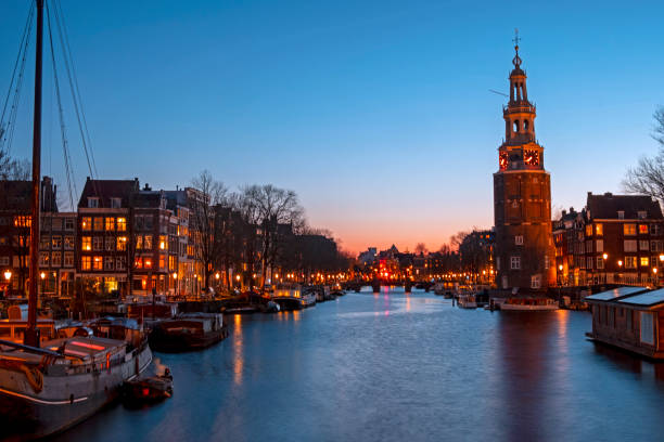 ville pittoresque d’amsterdam avec la tour montelbaan aux pays-bas au coucher du soleil - montelbaan tower photos et images de collection