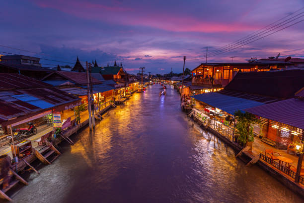 blick auf amphawa floating market towns und touristen zu fuß einkaufen, essen und fotografieren in der umgebung. in der umgebung laden zahlreiche restaurants zu einem besuch ein. ist einer der beliebtesten schwimmenden märkte in thailand - indigenous culture famous place thailand bangkok stock-fotos und bilder