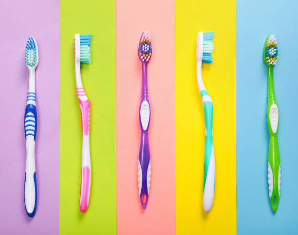 diverses brosses à dents en plastique colorées - toothbrush plastic multi colored hygiene photos et images de collection