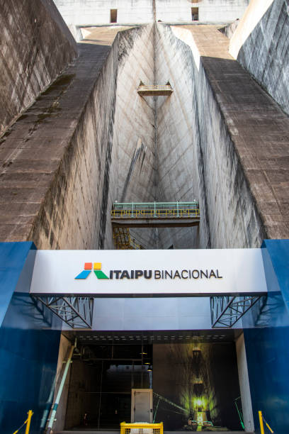 wejście do itaipu dam hydroelektryczne między brazylią i paragwajem. itaipu binational. - itaipu dam zdjęcia i obrazy z banku zdjęć