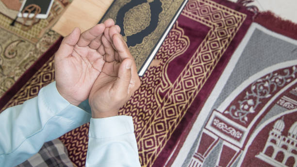asya müslüman adam ramazan sırasında evde dua - mevlid kandili stok fotoğraflar ve resimler