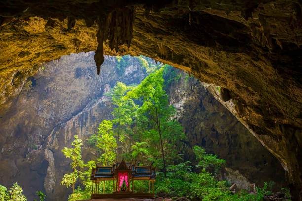 phraya nakhon cave is the most popular attraction is a four-gabled pavilion constructed during the reign of king rama its beauty and distinctive identity the pavilion at prachuap khiri khan, thailand. - phraya nakhon cave imagens e fotografias de stock