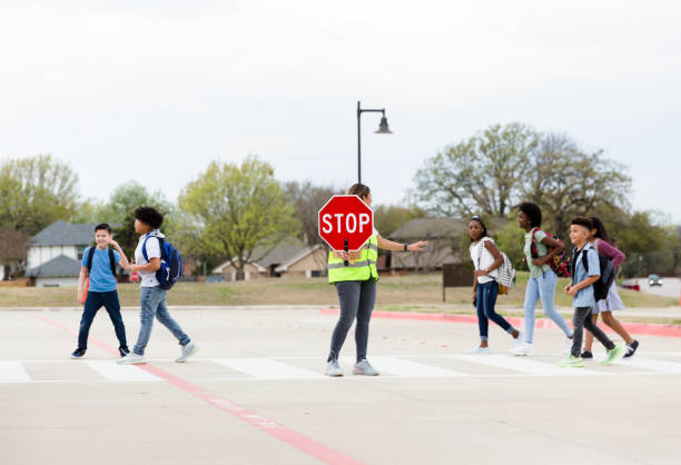학교 아이들을 돕는 건널목 가드 - crossing guard 뉴스 사진 이미지