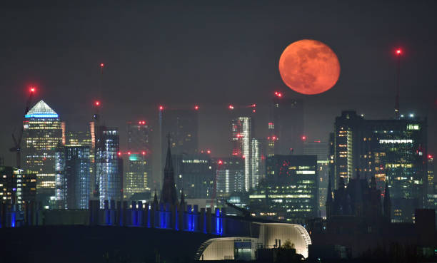istock Moon rise over London Cityscape 1218051455