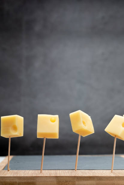 porcje (kostki, kości) szwajcarskiego sera emmental przebite w wykałaczki. kopiuj miejsce. - cheese portion emmental cheese yellow zdjęcia i obrazy z banku zdjęć