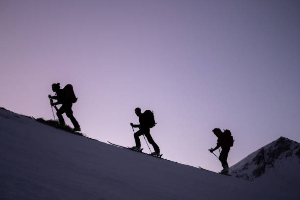los esquiadores de fondo ascienden a la cresta de la montaña - determination telemark skiing exploration winter fotografías e imágenes de stock