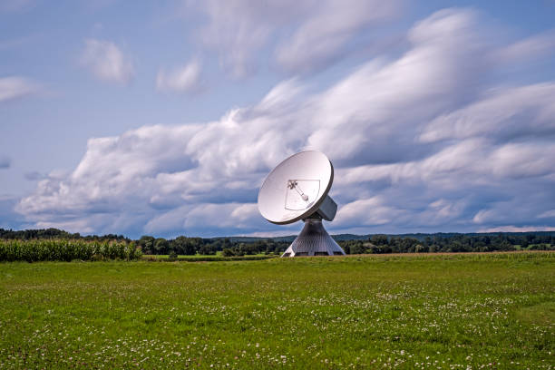 enorme antenna parabolica nel bel mezzo di un bellissimo paesaggio - parabolic mirror foto e immagini stock