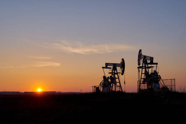 oil and gas production - derrick crane drilling rig well sky imagens e fotografias de stock