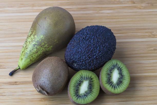 木の背景にキウイ、梨、アボカドのビューをクローズアップ。果物や野菜のコンセプト。 - avocado brown close up dieting ストックフォトと画像