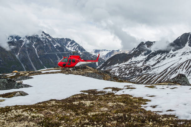 헬리콥터는 알래스카의 토키에트나 산맥의 외딴 광야에 착륙했습니다. - rescue helicopter mountain snow 뉴스 사진 이미지