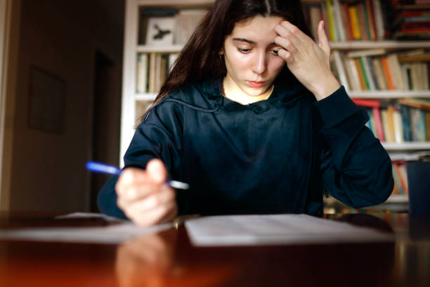 adolescente che studia in biblioteca - clothing uncertainty household equipment brown hair foto e immagini stock