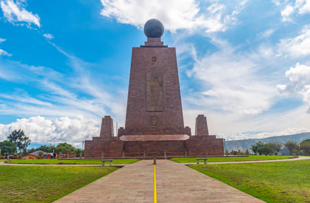 monumento alla linea equatoriale, quito, ecuador - equatore luoghi geografici foto e immagini stock
