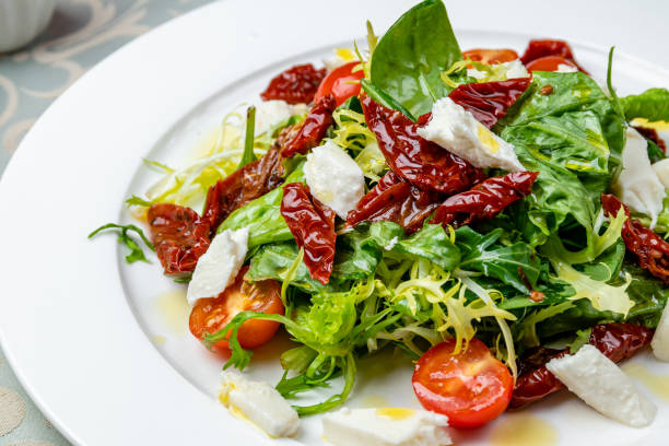 Salada Rúcula Tomate Seco: Leve, Saborosa e Saudável - receita deliciosa profissional - passo 2