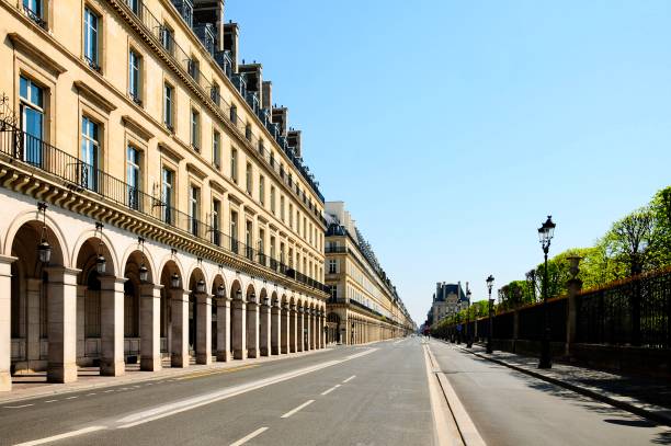 parigi: via rivoli è vuota durante pandemia covid 19 in europa - viale foto e immagini stock