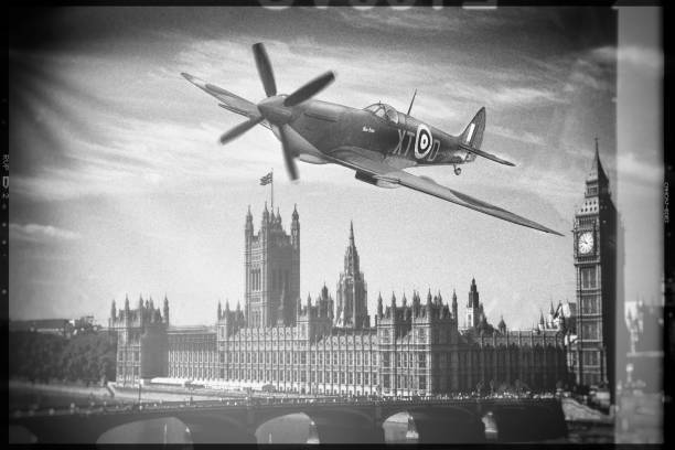 spitfire sobre londres - flying uk england international landmark - fotografias e filmes do acervo