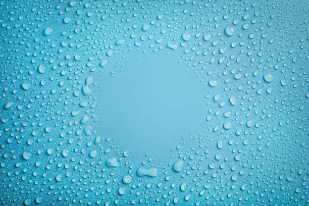 cornice circolare gocce d'acqua su sfondo blu - water droplets foto e immagini stock