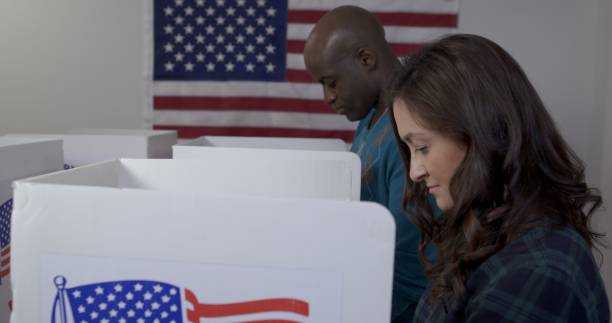 side view black man and white woman voting - jovens a votar imagens e fotografias de stock