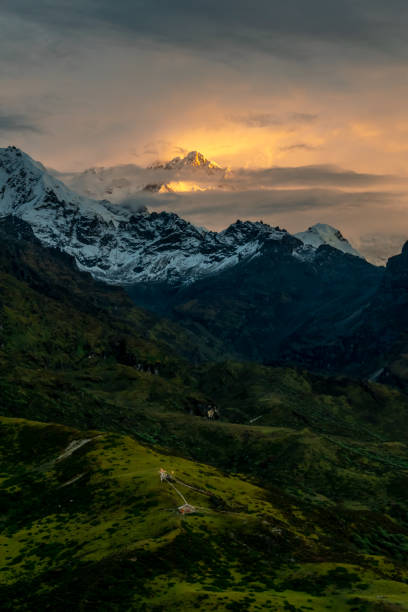 una hermosa vista de montaña con niebla y nubes - sikkim fotografías e imágenes de stock