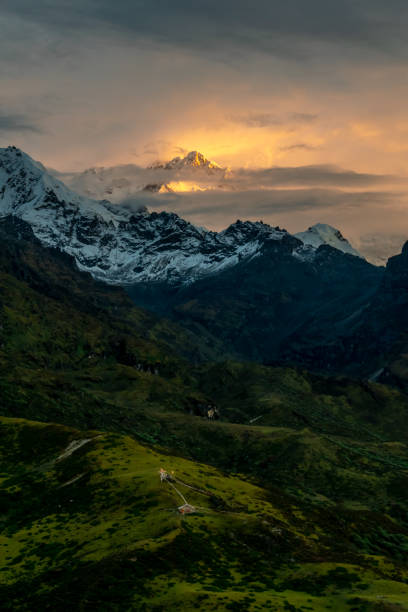 une belle vue de montagne avec le brouillard et les nuages - sikkim photos et images de collection