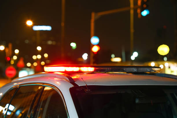 luces rojas en la parte superior del coche de policía por la noche. - personal land vehicle fotos fotografías e imágenes de stock