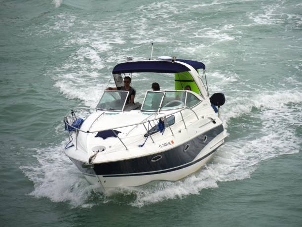 nahaufnahme eines schnellbootes, das wellen in den gewässern der biscayne bay, miami, erzeugt. - yacht florida yachting nautical vessel stock-fotos und bilder