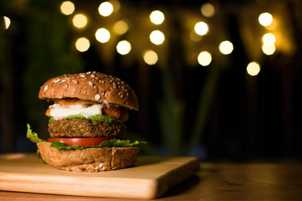 burger végétarien sur la table - anatolya photos et images de collection