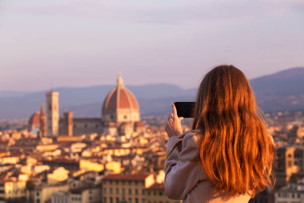 dívka, která fotografuje florencii pomocí smartphonu. cattedrale di santa maria del fiore"n - toskánsko itálie fotky - stock snímky, obrázky a fotky