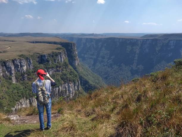 man - kanion fortaleza - parady parku narodowego serra - cambará do sul canyons - mountain cliff mountain peak plateau zdjęcia i obrazy z banku zdjęć