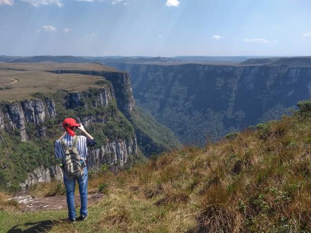 man - fortaleza canyon - serra national park parades - cambará do sul canyons - lake mountain range mountain deep imagens e fotografias de stock