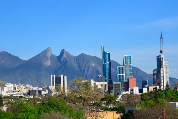 panoramablick auf den "cerro de la silla" in monterrey. - nuevo leon stock-fotos und bilder