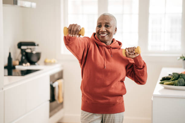 donne anziane che si esercitano a casa - workout foto e immagini stock