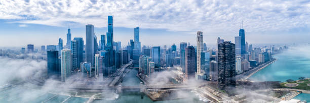 panoramablick auf chicago mit nebel über downtown - chicago illinois lake hancock building stock-fotos und bilder