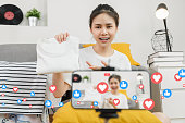 junge-asiatische-frauen-zeigen-kleidung-und-verkauf-online-auf-social-smartphone-smartphone-zu.jpg?b=1&s=170x170&k=20&c=1-3u0dsgZImZuGfl6lrPFFT52IAvee4yfH0aN07dOAM=