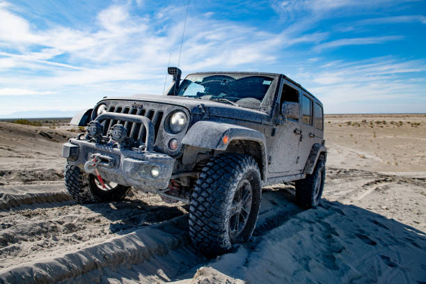 jeep wrangler фотографии на пустынном ландшафте. - jeep wrangler стоковые фото и изображения