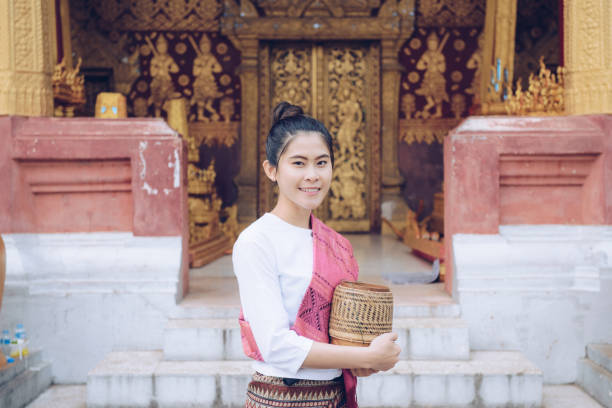 portret azjatki odwiedzającej wat sensoukaram w luang prabang, laos. - laos luang phabang thailand religion zdjęcia i obrazy z banku zdjęć