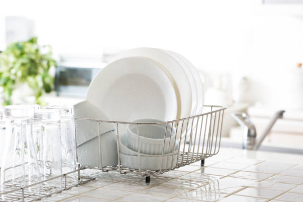 estante de drenaje de cocina - lavar los platos fotografías e imágenes de stock