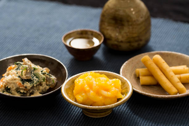 sake y bocadillos - aperitivo bebida alcohólica fotografías e imágenes de stock