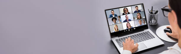 primo piano di donna d'affari che utilizza il laptop digitale che prepara la fattura - teleconferenza foto e immagini stock