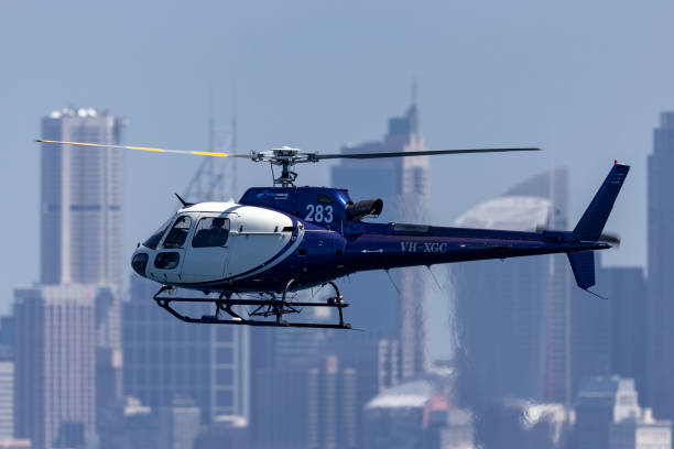 eurocopter as 350b3 helicopter vh-xgc conduce riprese aeree sul porto di sydney. - vh 3 foto e immagini stock