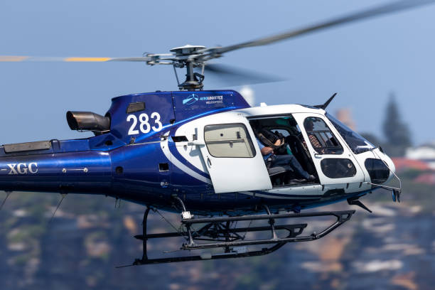 eurocopter as 350b3 helicopter vh-xgc conduce riprese aeree sul porto di sydney. - vh 3 foto e immagini stock