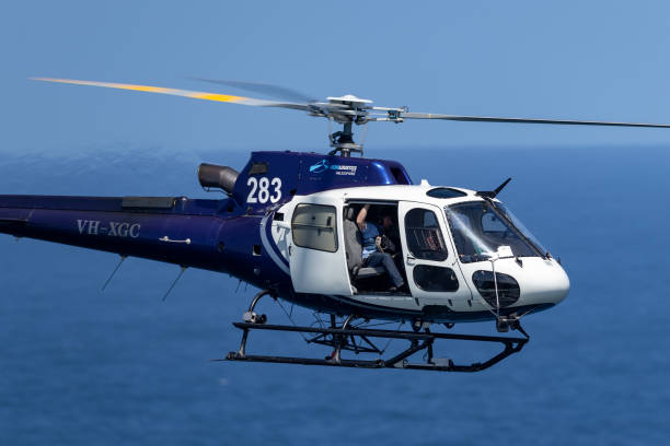 eurocopter as 350b3 helicopter vh-xgc conduce riprese aeree sul porto di sydney. - vh 3 foto e immagini stock